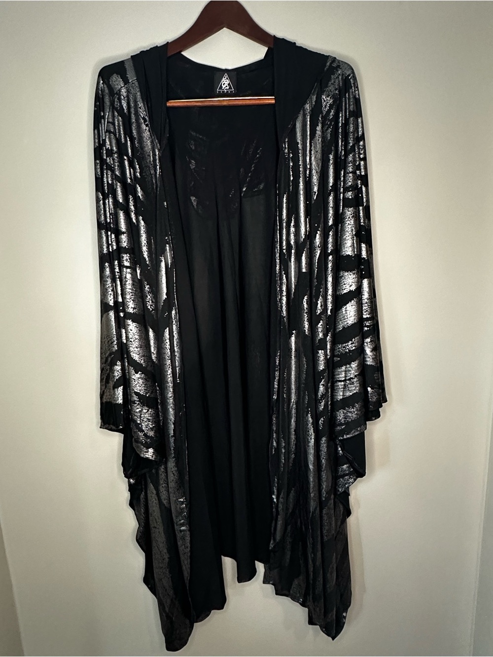 Zenma Hooded Metallic Kimono Cardigan – Black/Silver